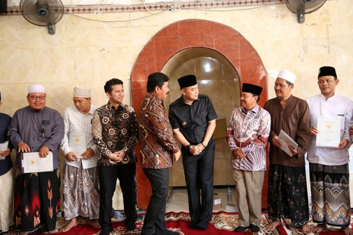 Wali Kota Eri Cahyadi Dampingi Menteri Atr/Bpn Serahkan Sertifikat Tanah Wakaf Di Ponpes An-Najiyah Sidosermo