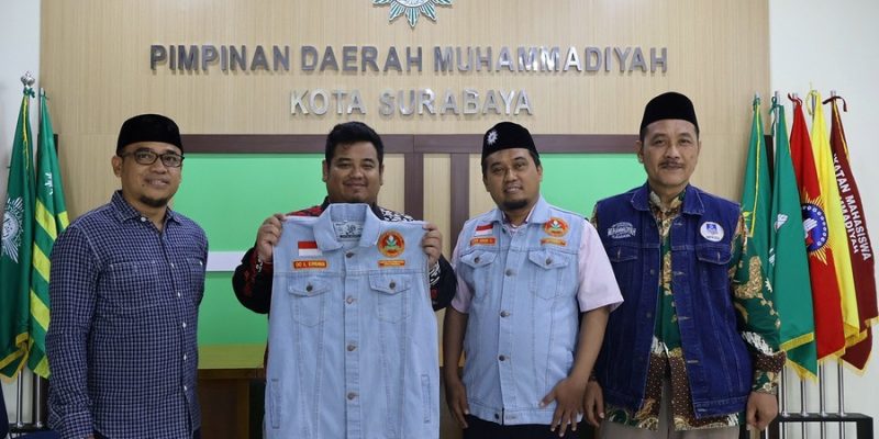Rompi Jeans Biru Wali Kota Eri Cahyadi Penghargaan Pemuda Muhammadiyah Surabaya Tak Ada Nuansa Politik