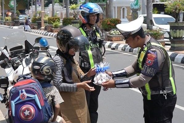 Operasi Keselamatan Semeru 2024, Polres Tuban Beri Hadiah Kepada Pengendara Tertib Lalin