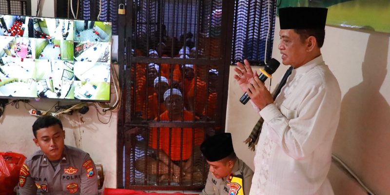 Momen Puluhan Tahanan Terima Tausiah Sebelum Buka Bersama Polres Tanjungperak