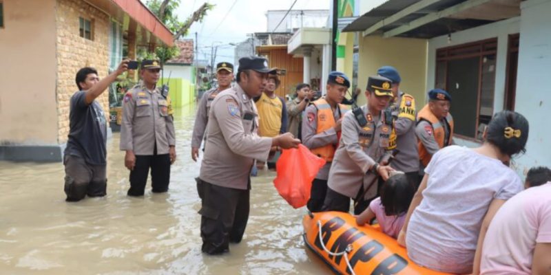 Banjir Belum Surut, Polisi Distribusikan Ribuan Nasi Bungkus Untuk Warga di Bojonegoro