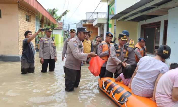 Banjir Belum Surut, Polisi Distribusikan Ribuan Nasi Bungkus Untuk Warga di Bojonegoro
