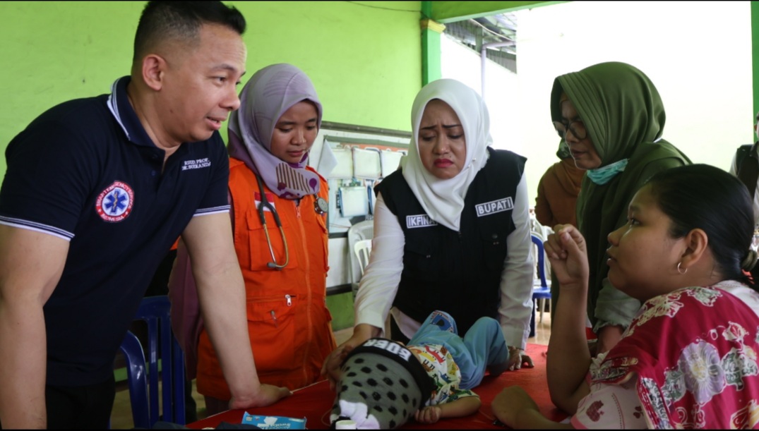 Beri Pelayanan Kesehatan Bagi Warga Terdampak Banjir, Bupati Ikfina Gelar Posko Kesehatan Darurat