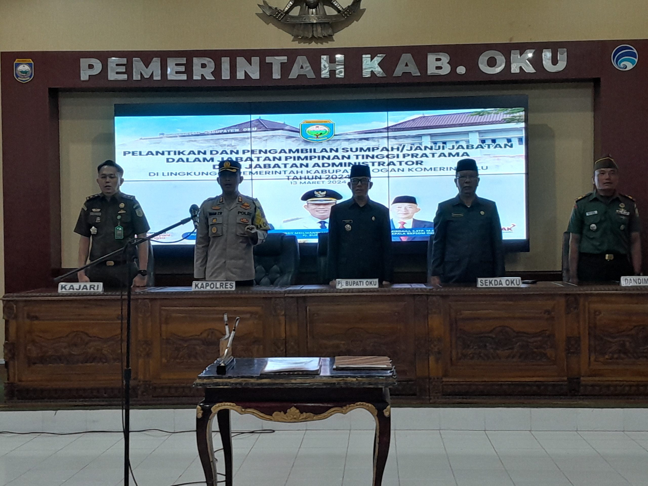 PJ Bupati OKU H. Teddy Meilwansyah Melantik 5 Penjabat Pimpinan Tinggi Pratama, Administrator Di Lingkungan Pemkab Oku 