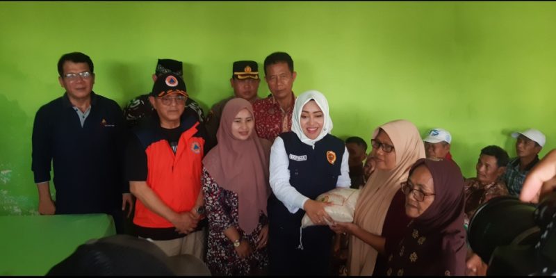Bupati Mojokerto Salurkan Bansos 305 Kepala Keluarga (KK) Untuk Dua Desa, Kepada Warga Yang Terdampak Banjir