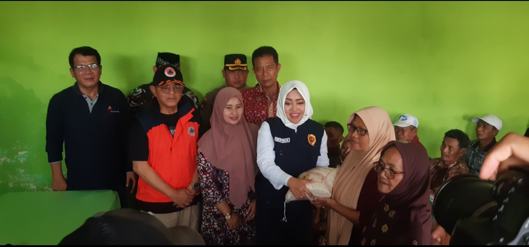 Bupati Mojokerto Salurkan Bansos 305 Kepala Keluarga (KK) Untuk Dua Desa, Kepada Warga Yang Terdampak Banjir
