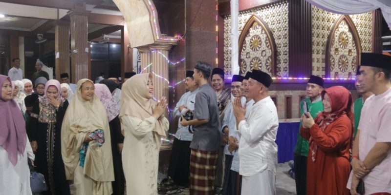 Safari Ramadhan Di Desa Sooko, Bupati Ikfina Serahkan Bantuan Rp 100 Juta Untuk Pembangunan Masjid Baitul Muhajirin