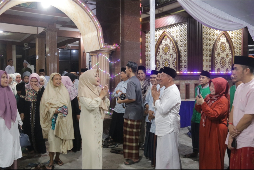 Safari Ramadhan Di Desa Sooko, Bupati Ikfina Serahkan Bantuan Rp 100 Juta Untuk Pembangunan Masjid Baitul Muhajirin