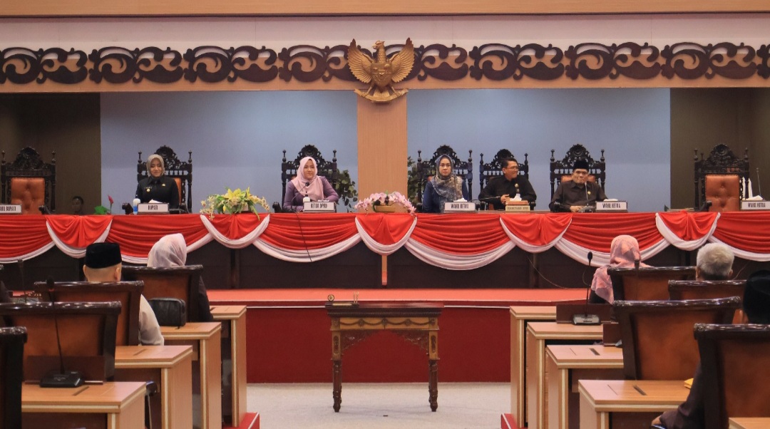 Gelar Rapat Paripurna, Bupati Mojokerto Tanda Tangani LKPJ Akhir TA 2023