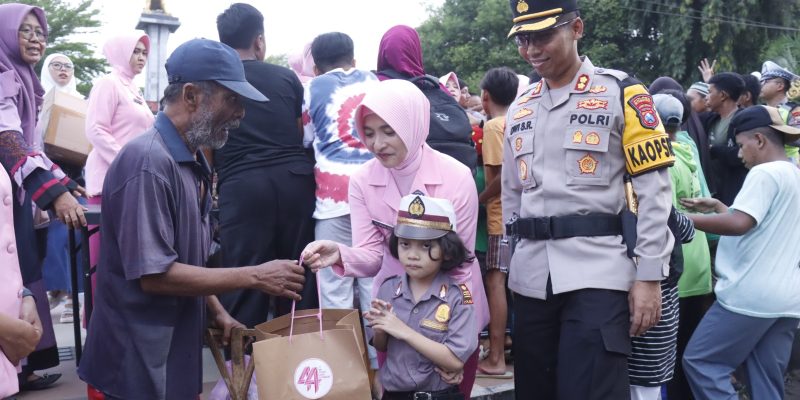 Ramadhan Berkah, 500 Paket Takjil Untuk Warga Dibagikan Oleh Bhayangkari Polres Situbondo