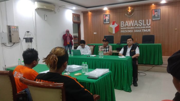 DIDUGA TEMUKAN KECURANGAN, PARTAI BURUH DEMO BAWASLU JATIM DAN KEJAKSAAN TINGGI JATIM