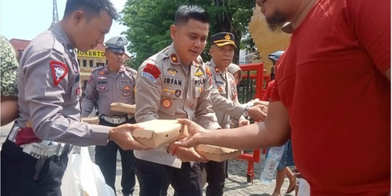 Warga Sangat Antusias Dan Senang Yang Dilakukan Polsek Simokerto Setiap Jumat
