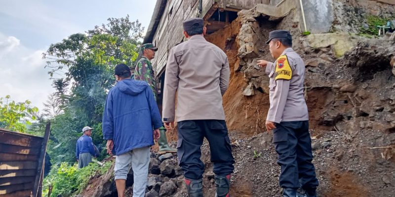 Hujan dengan Intensitas Tinggi Akibatkan Pondasi Tiga Rumah di Paninggaran Pekalongan Alami Longsor