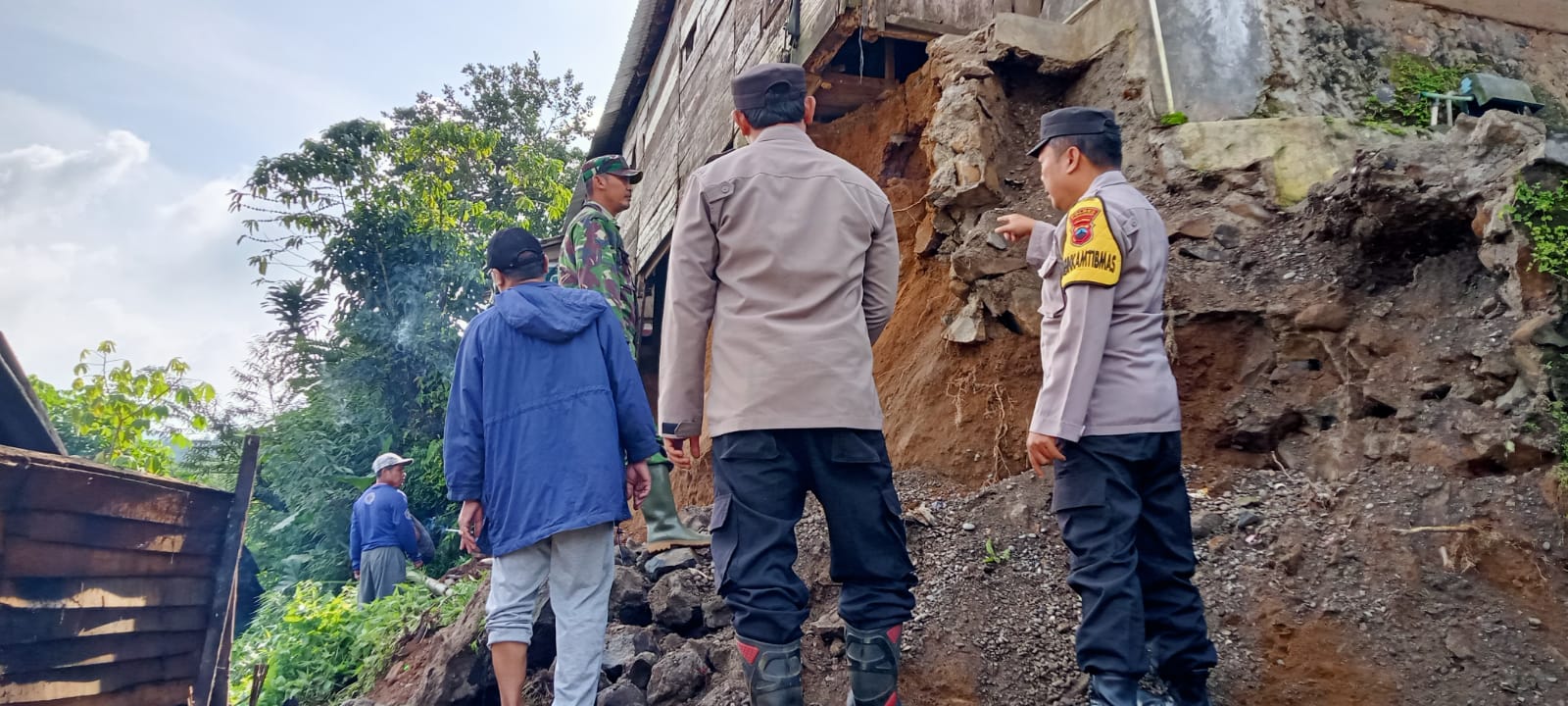 Hujan dengan Intensitas Tinggi Akibatkan Pondasi Tiga Rumah di Paninggaran Pekalongan Alami Longsor
