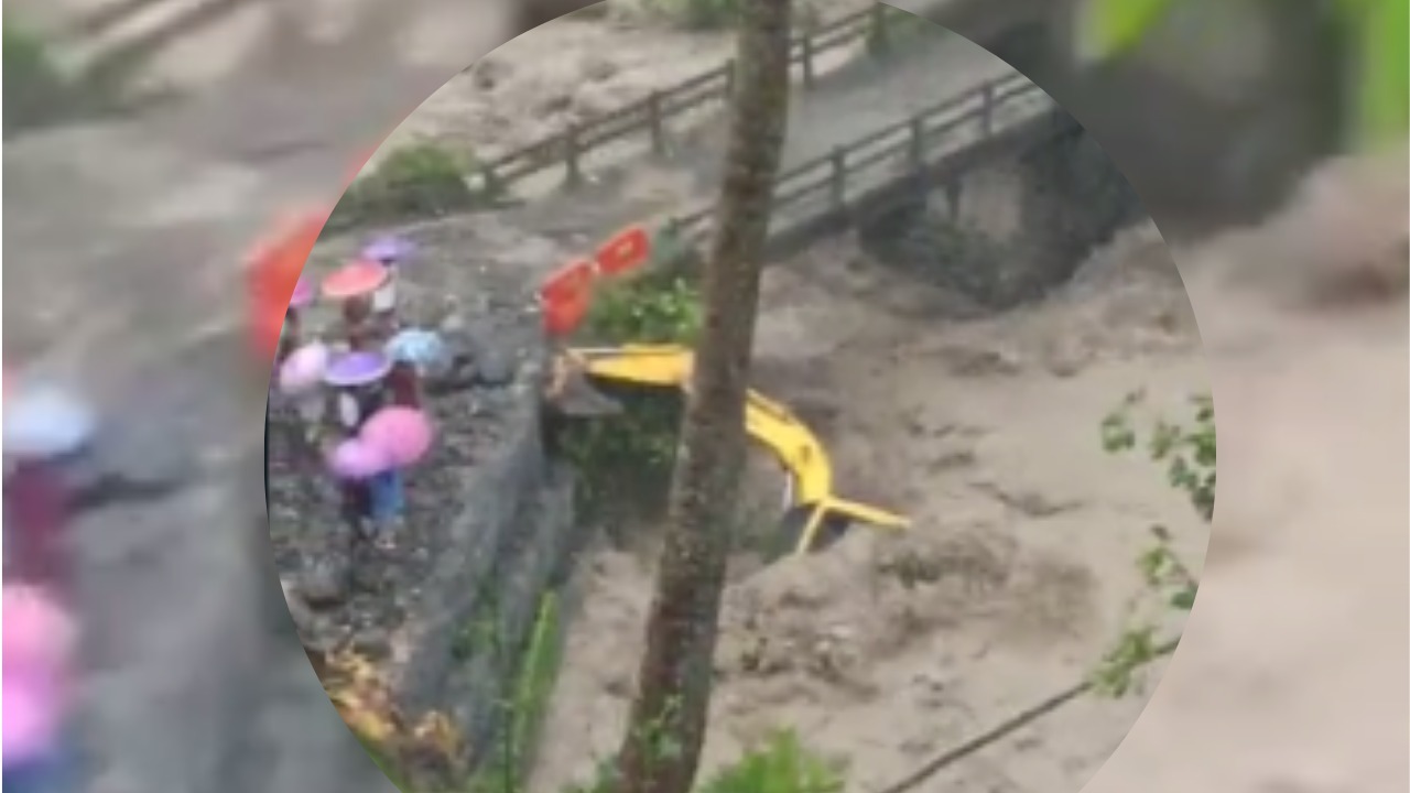 Alat Berat Terseret Derasnya Arus Sungai Di Kandangserang Pekalongan, Ini Penjelasan Kapolsek