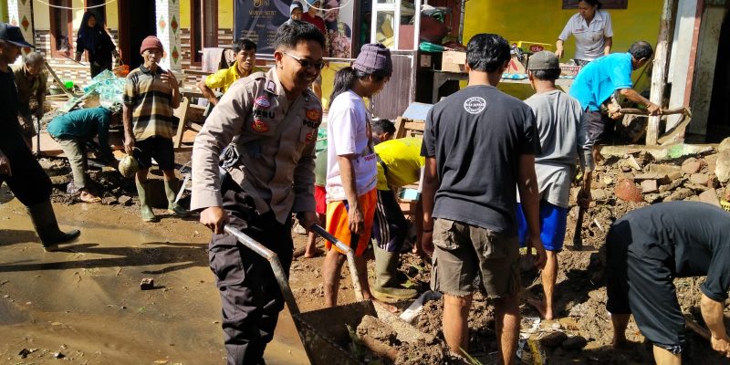 Rumah dan Jembatan Rusak Karena Longsoran di Lebakbarang, Polisi dan Warga Gerak Cepat Evakuasi