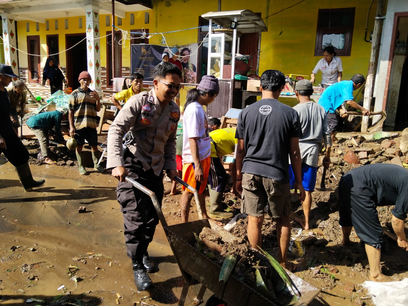 Rumah dan Jembatan Rusak Karena Longsoran di Lebakbarang, Polisi dan Warga Gerak Cepat Evakuasi
