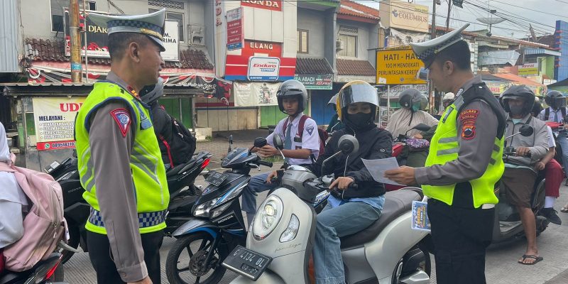 Utamakan Keselamatan, Polisi Edukasi Masyarakat Dengan Membagikan Pamflet