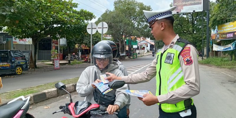 Sosialisasi Keselamatan dalam Berlalu Lintas, Sat Lantas Polres Pekalongan Bagikan leaflet dan Stiker kepada Pengguna Jalan