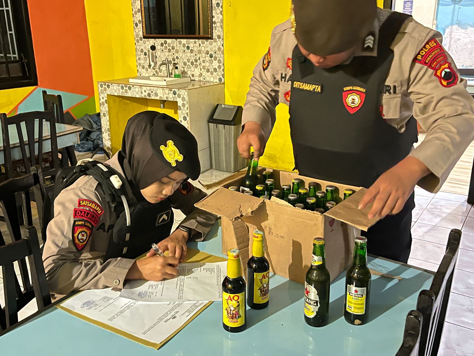 Hari Pertama Operasi Pekat, Puluhan Botol Miras Diamankan Polisi
