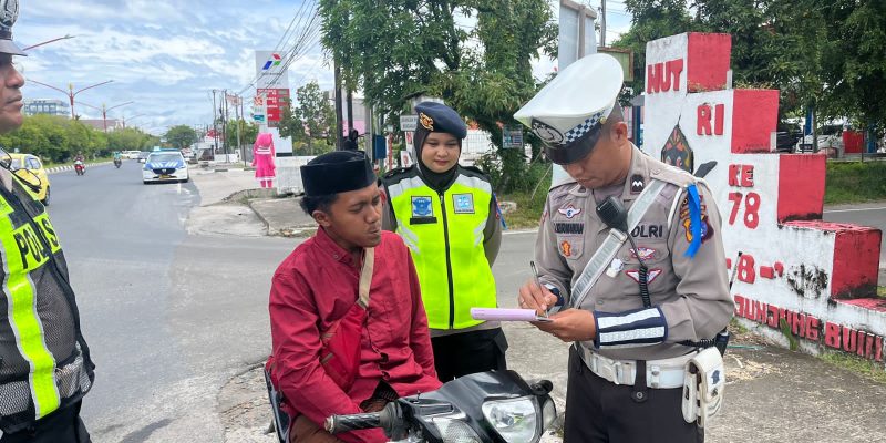 Personel Operasi Keselamatan Telabang Tegur Pengendara Tak Pakai Helm dan Melawan Arus