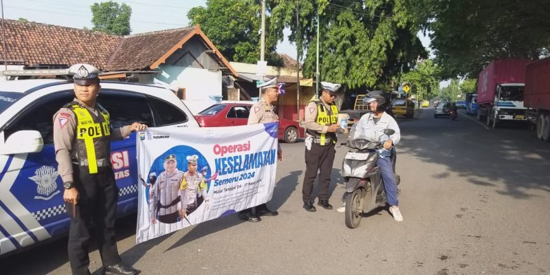 Operasi Keselamatan Semeru 2024, Satlantas Polres Pasuruan Sosialisasi Kepada Pengguna Jalan Raya