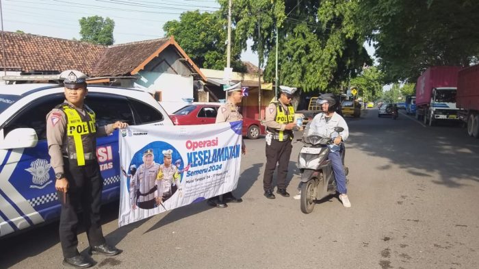 Operasi Keselamatan Semeru 2024, Satlantas Polres Pasuruan Sosialisasi Kepada Pengguna Jalan Raya