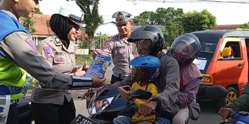 Sosialisasikan Operasi Keselamatan, Satlantas Polres Pekalongan Bagikan Souvenir Kepada Pengendara Yang Tertib Berlalu Lintas