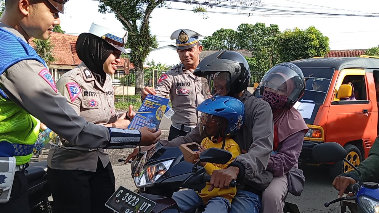 Sosialisasikan Operasi Keselamatan, Satlantas Polres Pekalongan Bagikan Souvenir Kepada Pengendara Yang Tertib Berlalu Lintas
