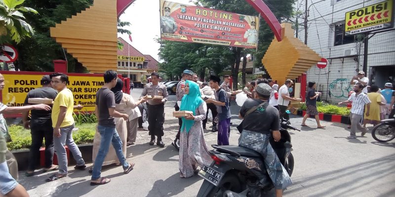Ratusan Orang Senang Berebut Nasi Kotak Yang Di Bagikan Polsek Simokerto