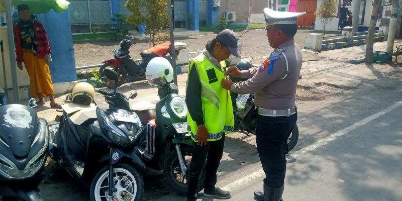 Ciptakan Kamseltibcar Lantas, Polres Sampang Bagikan Rompi Dan Kopi Gratis Kepada Pengguna Jalan