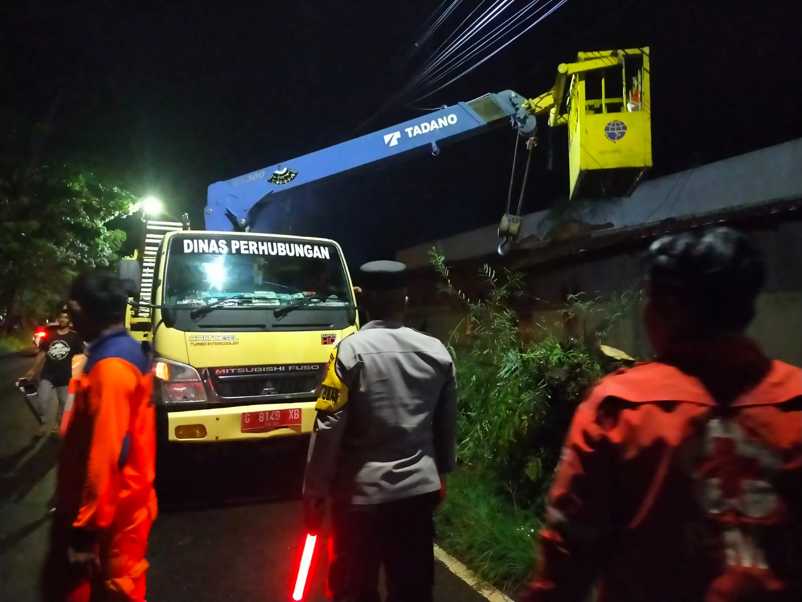 Bersinergi Dengan Instansi Terkait, Polisi Evakuasi Pohon Tumbang