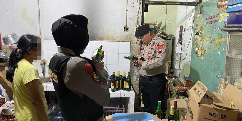 Razia Miras Pada Toko dan Warung Sate di Wilayah Kesesi, Polisi Sita Puluhan Botol Miras