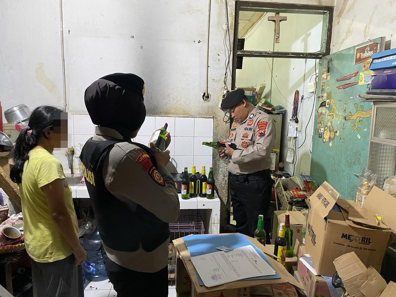 Razia Miras Pada Toko dan Warung Sate di Wilayah Kesesi, Polisi Sita Puluhan Botol Miras