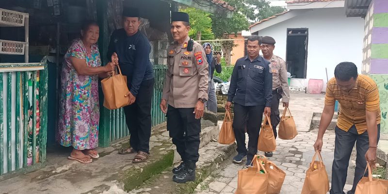 Pendistribusian Baksos Polda Jatim Oleh Polres Pamekasan Bersama LSM Gapura Ke Pemukiman Warga