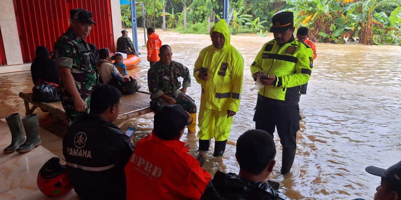 Wakapolres Bangkalan Gerak Cepat Evakuasi Warga Yang Terjebak Banjir Akibat Hujan Deras