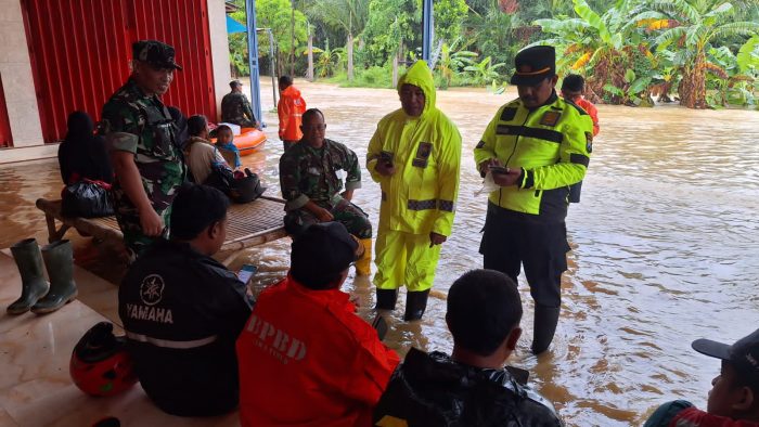 Wakapolres Bangkalan Gerak Cepat Evakuasi Warga Yang Terjebak Banjir Akibat Hujan Deras
