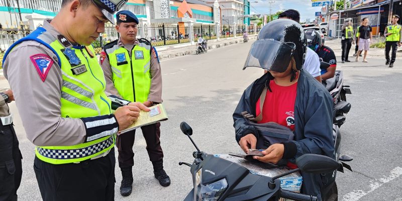 Ditlantas Polda Kalteng Beri Edukasi Kepada Pelanggar