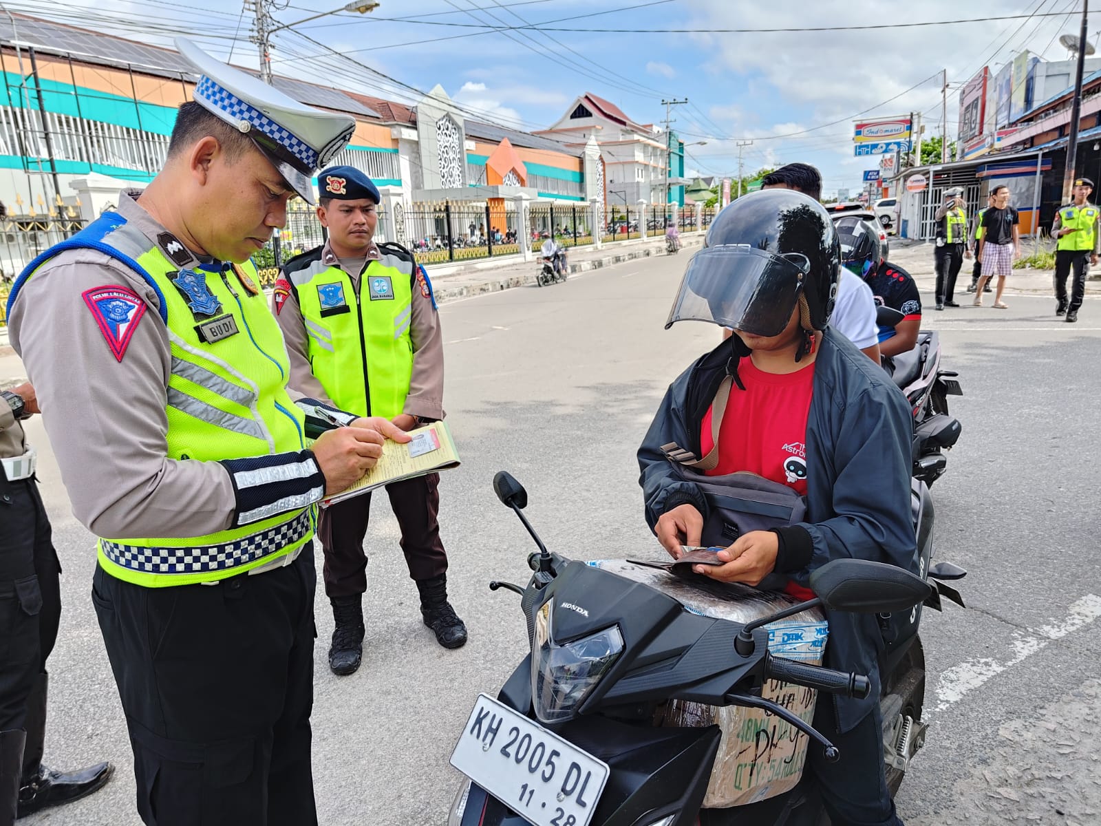 Ditlantas Polda Kalteng Beri Edukasi Kepada Pelanggar