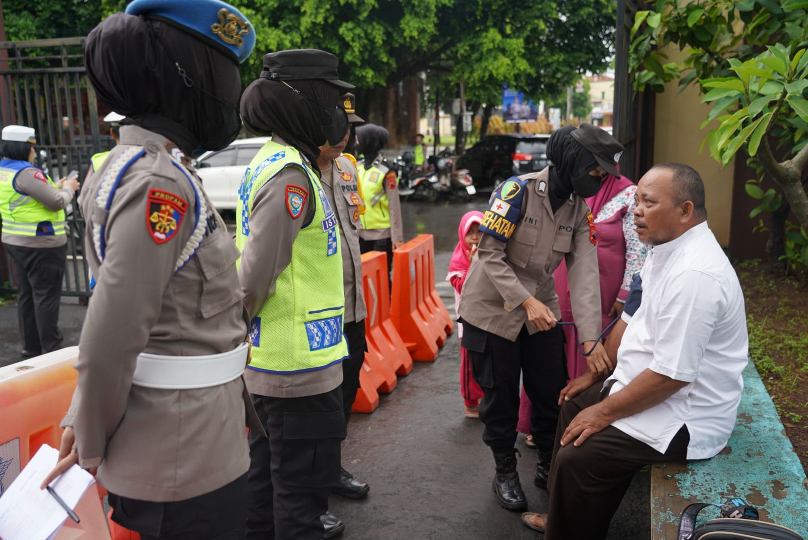 Tim Dokkes Polres Batang Layani Kesehatan Personel Selama Operasi Keselamatan Lalu Lintas Candi 2024
