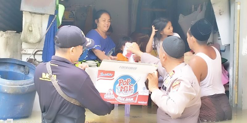 Wujud Kepedulian, Polres Sampang Berikan Berikan Bantuan Pada Korban Banjir