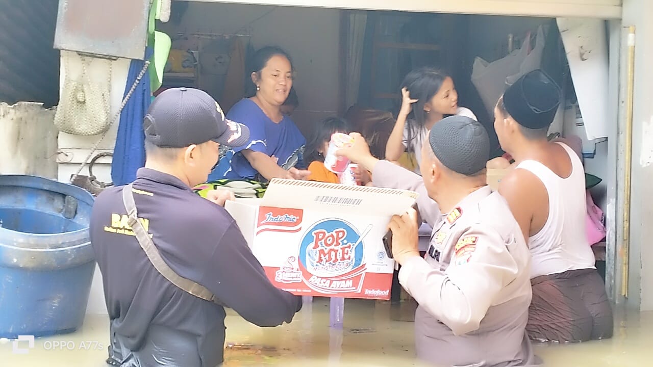 Wujud Kepedulian, Polres Sampang Berikan Berikan Bantuan Pada Korban Banjir