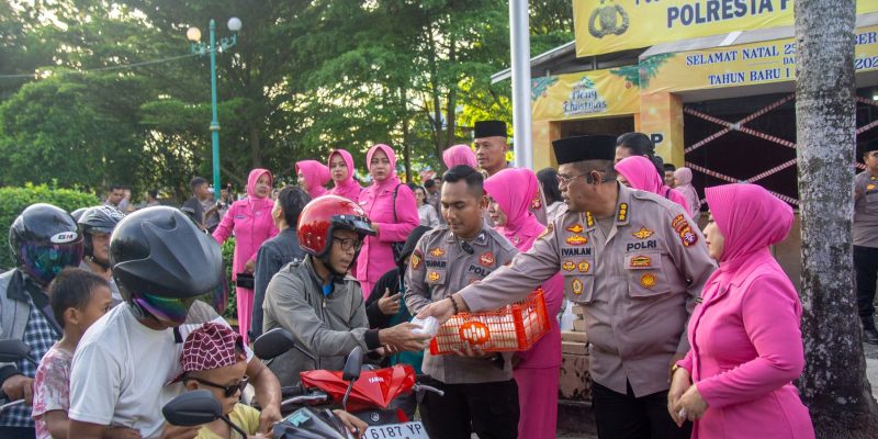 Polda Kalteng Bagikan Ratusan Takjil Gratis Untuk Masyarakat