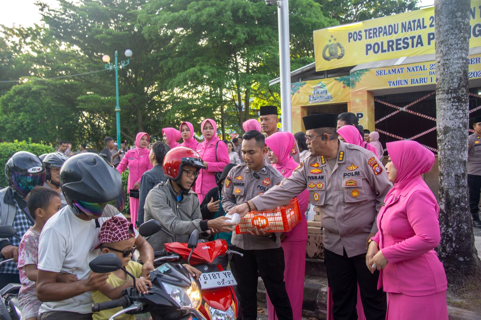 Polda Kalteng Bagikan Ratusan Takjil Gratis Untuk Masyarakat