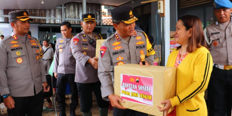 Kunjungi Korban Banjir di Pekalongan, Kapolda Jawa Tengah Berikan Bantuan