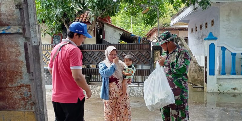 Kodim 0828 Sampang Bersama Dinkes Sampang Beri Bantuan makananan Tambahan Untuk Balita/Ibu Hamil Korban Banjir