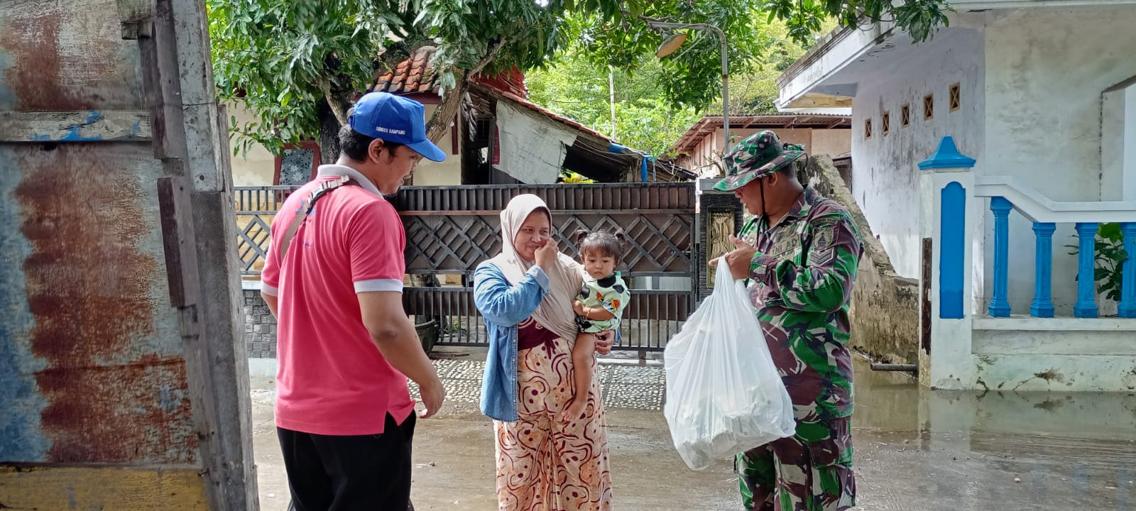Kodim 0828 Sampang Bersama Dinkes Sampang Beri Bantuan makananan Tambahan Untuk Balita/Ibu Hamil Korban Banjir