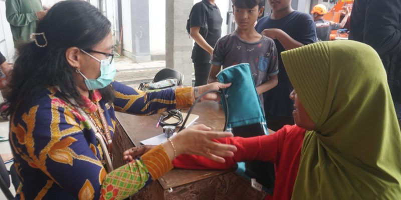 Pengungsi Banjir Diberikan Layanan Cek Kesehatan Serta Obat Gratis Oleh Dinkes