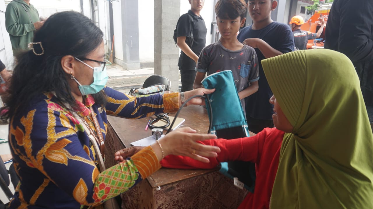 Pengungsi Banjir Diberikan Layanan Cek Kesehatan Serta Obat Gratis Oleh Dinkes