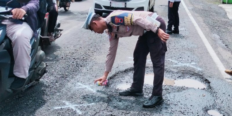 Utamakan Keselamatan, Satlantas Polres Batang Tandai Jalan Berlubang